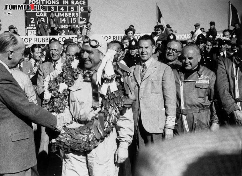 Foto zur News: Die Würdenträger sehen zusammen mit 200.000 Fans, wie 21 Fahrer aus neun Ländern um den Sieg des ersten WM-Laufs kämpfen. Neun von ihnen kommen aus Großbritannien. Nur elf Piloten sehen die Zielflagge, unter anderen fällt Juan Manuel Fangio mit einem Motorschaden aus. Schließlich gewinnt Giuseppe Farina im Alfa Romeo vor Luigi Fagioli und Reg Parnell im gleichen Auto.