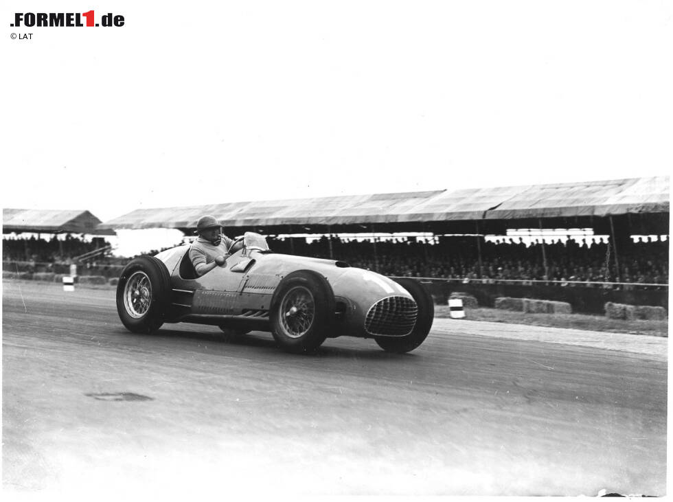 Foto zur News: Schon ein Jahr später wird in Silverstone 1951 erneut Geschichte geschrieben, und zwar italienische. Denn mit Jose Froilan Gonzalez holt erstmals ein Ferrari-Fahrer den Sieg bei einem Weltmeisterschaftsrennen. Er gewinnt vor Juan Manuel Fangio im Alfa Romeo und Luigi Villoresi, der ebenfalls einen Ferrari fährt.