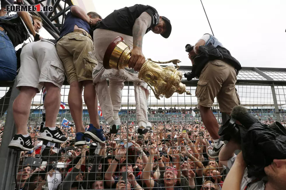 In folgenden Jahren ist das Rennen in Silverstone fest in der Hand von Lewis Hamilton. Der Brite gewinnt sein Heimspiel von 2014 bis 2017. Dreimal wird er am Ende des Jahres auch Weltmeister. Foto zur News: In folgenden Jahren ist das Rennen in Silverstone fest in der Hand von Lewis Hamilton. Der Brite gewinnt sein Heimspiel von 2014 bis 2017. Dreimal wird er am Ende des Jahres auch Weltmeister.