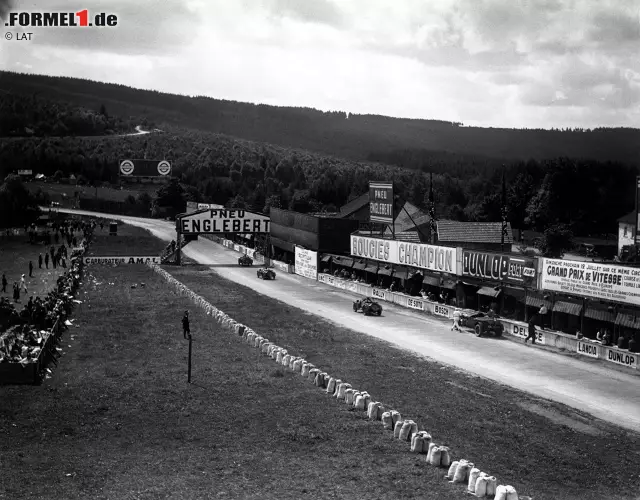 Foto zur News: 1925 wird erstmals ein Grand Prix von Belgien ausgetragen, und schon damals wird in Spa-Francorchamps gefahren. Die Strecke führt über öffentliche Straßen und ist 15 Kilometer lang. Die heute berühmteste Kurve ist übrigens nicht von Anfang an Bestandteil der Strecke. Erst 1939 wird die Eau Rouge gebaut.