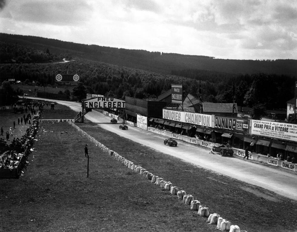 Foto zur News: 1925 wird erstmals ein Grand Prix von Belgien ausgetragen, und schon damals wird in Spa-Francorchamps gefahren. Die Strecke führt über öffentliche Straßen und ist 15 Kilometer lang. Die heute berühmteste Kurve ist übrigens nicht von Anfang an Bestandteil der Strecke. Erst 1939 wird die Eau Rouge gebaut.