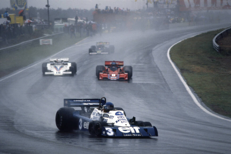 Foto zur News: 1977 bekommen die Zuschauer in Zolder mit dem sechsrädrigen Tyrell P34 eines der kuriosesten Fahrzeuge der Formel-1-Geschichte zu sehen. Ronnie Peterson fährt damit auf Rang drei.