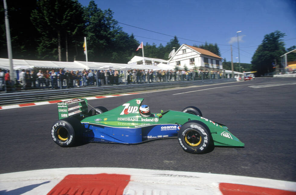 Foto zur News: 1991 geht in Spa-Francorchamps ein neuer Stern in der Formel 1 auf. Für Jordan fährt erstmals ein junger Deutscher namens Michael Schumacher. In seinem ersten Formel-1-Qualifying fährt der 22-Jährige auf der ihm unbekannten Strecke sensationell auf Position sieben. Das Rennen muss er allerdings schon nach 500 Metern mit einem Kupplungsdefekt beenden.