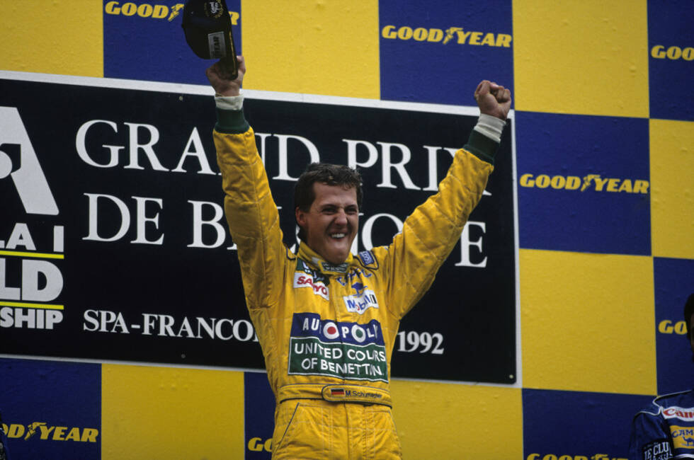 Foto zur News: Genau zwölf Monate später schlägt an gleicher Stelle seine große Stunde. Bei wechselhaften Bedingungen lässt Michael Schumacher dank geschickter Reifenwahl die beiden überlegenen Williams hinter sich und gewinnt seinen ersten Grand Prix. Es sollten noch 90 weitere Siege folgen...