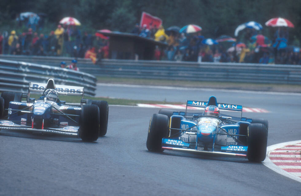Foto zur News: Auch in den nächsten Jahren bestimmt Michael Schumacher in Belgien die Schlagzeilen. 1994 verliert er seinen Sieg am grünen Tisch, nachdem die Bodenplatte seines Benetton zu dünn war. 1995 zeigt Schumacher in Spa eines seiner besten Rennen und fährt im Regen von Startplatz 16 aus zum Sieg.