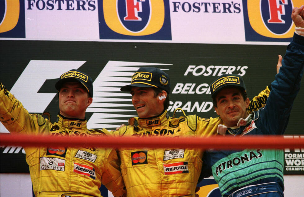 Foto zur News: Das Chaos nutzt das Jordan-Team zu seinem ersten Sieg. Damon Hill gewinnt vor Teamkollege Ralf Schumacher, der in der Schlussphase vom Team per Funk eingebremst wird und darüber ziemlich sauer ist.