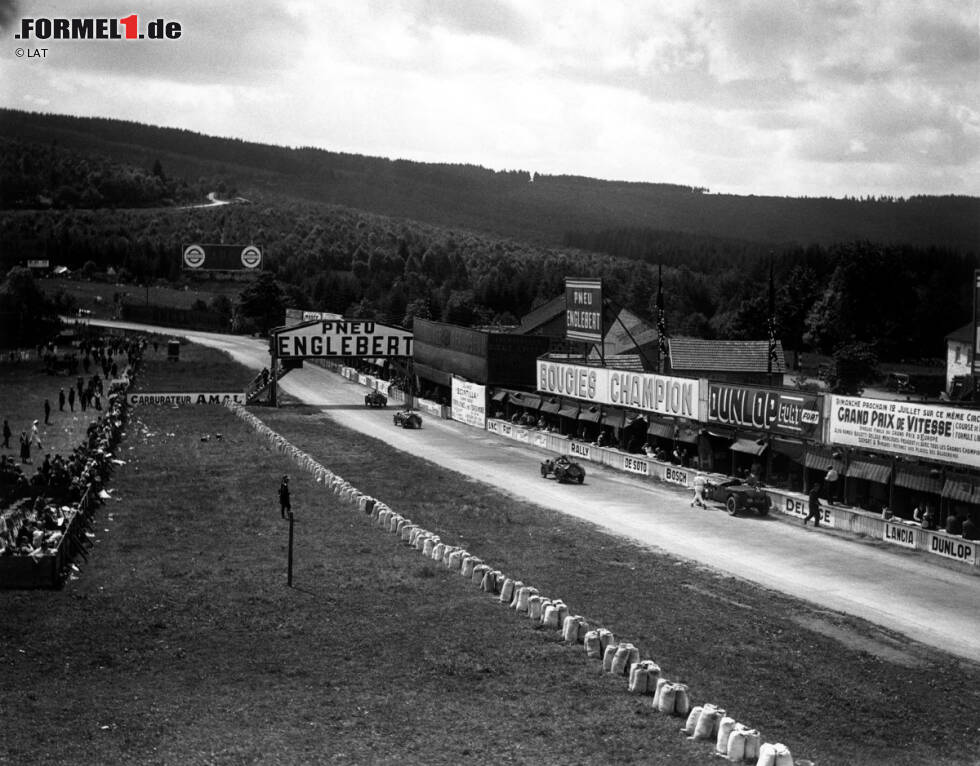 1925 wird erstmals ein Grand Prix von Belgien ausgetragen, und schon damals wird in Spa-Francorchamps gefahren. Die Strecke führt über öffentliche Straßen und ist 15 Kilometer lang. Die heute berühmteste Kurve ist übrigens nicht von Anfang an Bestandteil der Strecke. Erst 1939 wird die Eau Rouge gebaut. 1925 wird erstmals ein Grand Prix von Belgien ausgetragen, und schon damals wird in Spa-Francorchamps gefahren. Die Strecke führt über öffentliche Straßen und ist 15 Kilometer lang. Die heute berühmteste Kurve ist übrigens nicht von Anfang an Bestandteil der Strecke. Erst 1939 wird die Eau Rouge gebaut.