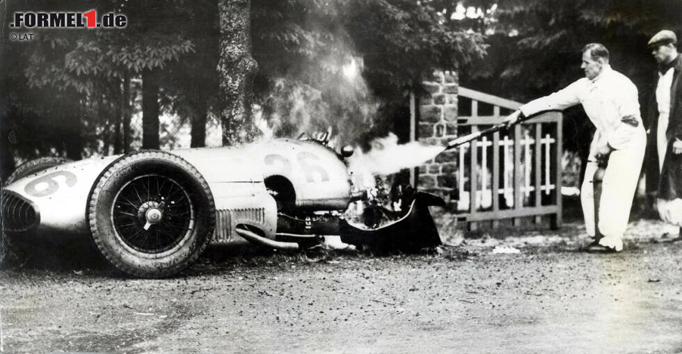 Typisch ist für die Rennen in Spa hingegen von Beginn an das unberechenbare Wetter der Ardennen mit seinen häufigen Regenschauern. Diese Bedingungen werden 1939 dem Briten Richard "Dick" Seaman zum Verhängnis. In der La Source kommt sein Mercedes von der Fahrbahn ab, prallt gegen einen Baum und fängt Feuer. Seaman erliegt im Krankenhaus seinen schweren Verbrennungen. Typisch ist für die Rennen in Spa hingegen von Beginn an das unberechenbare Wetter der Ardennen mit seinen häufigen Regenschauern. Diese Bedingungen werden 1939 dem Briten Richard "Dick" Seaman zum Verhängnis. In der La Source kommt sein Mercedes von der Fahrbahn ab, prallt gegen einen Baum und fängt Feuer. Seaman erliegt im Krankenhaus seinen schweren Verbrennungen.