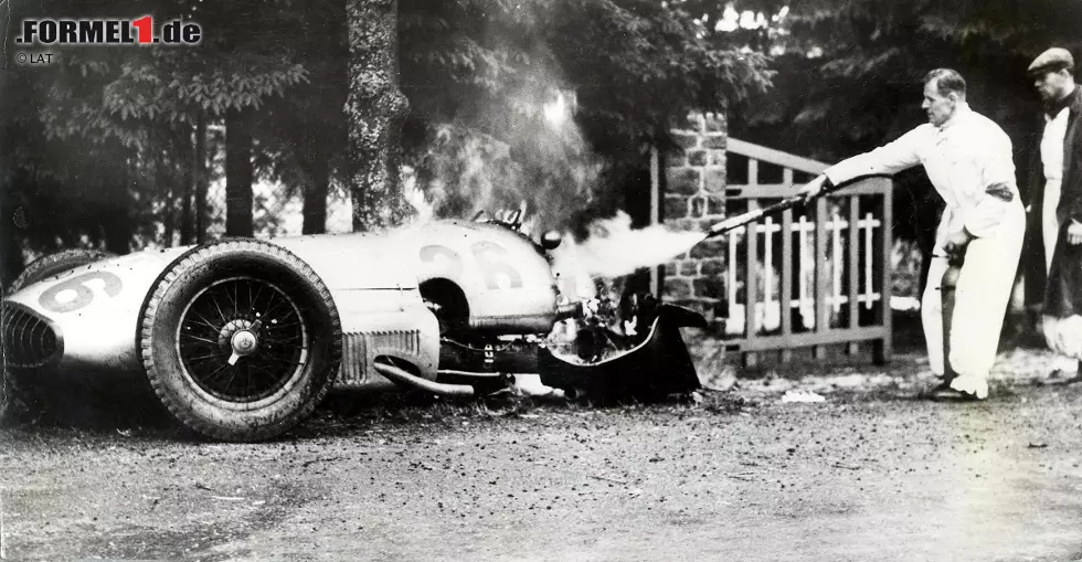 Foto zur News: Typisch ist für die Rennen in Spa hingegen von Beginn an das unberechenbare Wetter der Ardennen mit seinen häufigen Regenschauern. Diese Bedingungen werden 1939 dem Briten Richard &quot;Dick&quot; Seaman zum Verhängnis. In der La Source kommt sein Mercedes von der Fahrbahn ab, prallt gegen einen Baum und fängt Feuer. Seaman erliegt im Krankenhaus seinen schweren Verbrennungen.