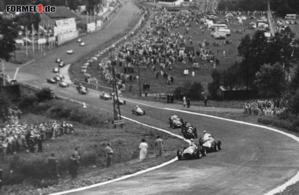 Foto zur News: 1952 führt Alberto Ascari auf Ferrari das Feld als Führender in die Eau Rouge. Sicherheitseinrichtungen waren damals noch ein Fremdwort. 1925 gewann übrigens Ascaris Vater Antonio den ersten Grand Prix von Belgien. 27 Jahre später steht sein Sohn auf der obersten Stufe des Siegerpodests.