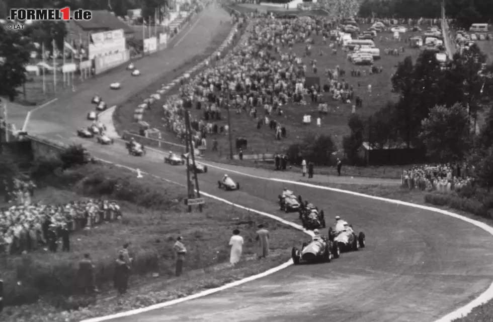 Foto zur News: 1952 führt Alberto Ascari auf Ferrari das Feld als Führender in die Eau Rouge. Sicherheitseinrichtungen waren damals noch ein Fremdwort. 1925 gewann übrigens Ascaris Vater Antonio den ersten Grand Prix von Belgien. 27 Jahre später steht sein Sohn auf der obersten Stufe des Siegerpodests.