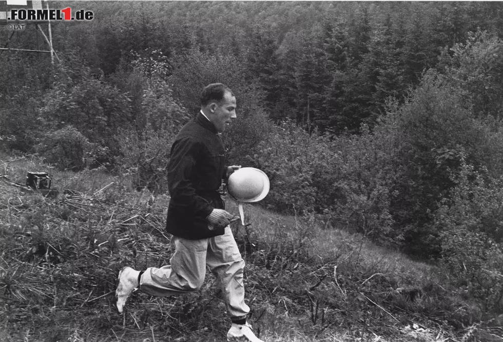 Foto zur News: Jetzt aber schnell! Nachdem er im Rennen in der Radillon ein Rad verloren hat und sein Auto abstellen musste, eilt Ferrari-Pilot Stirling Moss im Jahr 1956 zur Box zurück. Dort übernimmt er kurzerhand das Auto seines Teamkollegen Cesare Perdisa und fährt im &quot;Leihwagen&quot; auf den dritten Platz.