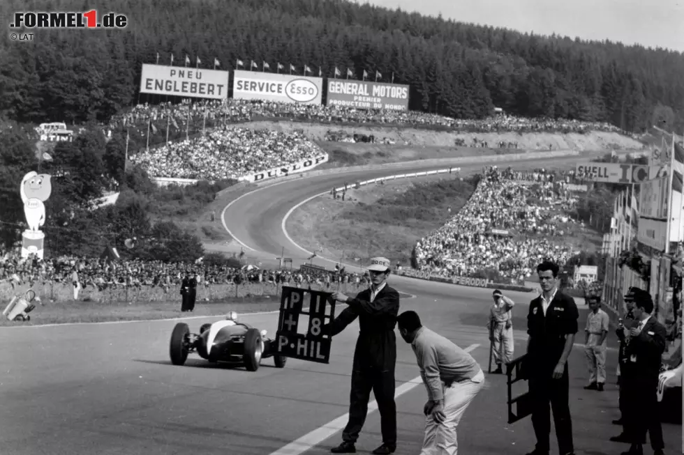 1960 erlebt Spa-Francorchamps eines der schwärzesten Rennwochenenden der Formel-1-Geschichte. Schon im Training ereignen sich Unfälle, bei denen Fahrer schwer verletzt wurden. Im Rennen verlieren gleich zwei britische Fahrer auf tragische Weise ihr Leben. Chris Bristow wird nach einem Überschlag aus seinem Auto geschleudert und von einem Stacheldrahtzaun enthauptet, später kommt Alan Stacey bei über 200 km/h von der Strecke ab, nachdem er von einem Vogel am Kopf getroffen wurde. Foto zur News: 1960 erlebt Spa-Francorchamps eines der schwärzesten Rennwochenenden der Formel-1-Geschichte. Schon im Training ereignen sich Unfälle, bei denen Fahrer schwer verletzt wurden. Im Rennen verlieren gleich zwei britische Fahrer auf tragische Weise ihr Leben. Chris Bristow wird nach einem Überschlag aus seinem Auto geschleudert und von einem Stacheldrahtzaun enthauptet, später kommt Alan Stacey bei über 200 km/h von der Strecke ab, nachdem er von einem Vogel am Kopf getroffen wurde.