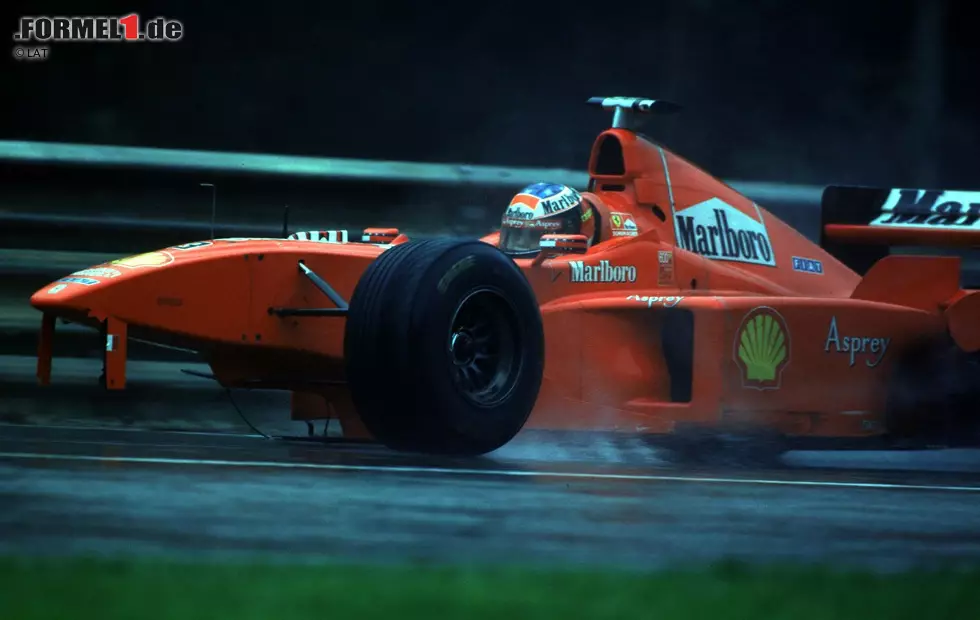 Der Belgien-Grand-Prix des Jahres 1998 geht in die Geschichte ein. Beim ersten Start kollidieren in der Anfahrt zur Eau Rouge nicht weniger als 13 der 22 Autos miteinander. Später fährt Michael Schumacher im strömenden Regen auf das Auto von David Coulthard auf und schleppt seinen Ferrari auf drei Rädern an die Box, wo er dem Schotten dann an den Kragen gehen will. Foto zur News: Der Belgien-Grand-Prix des Jahres 1998 geht in die Geschichte ein. Beim ersten Start kollidieren in der Anfahrt zur Eau Rouge nicht weniger als 13 der 22 Autos miteinander. Später fährt Michael Schumacher im strömenden Regen auf das Auto von David Coulthard auf und schleppt seinen Ferrari auf drei Rädern an die Box, wo er dem Schotten dann an den Kragen gehen will.
