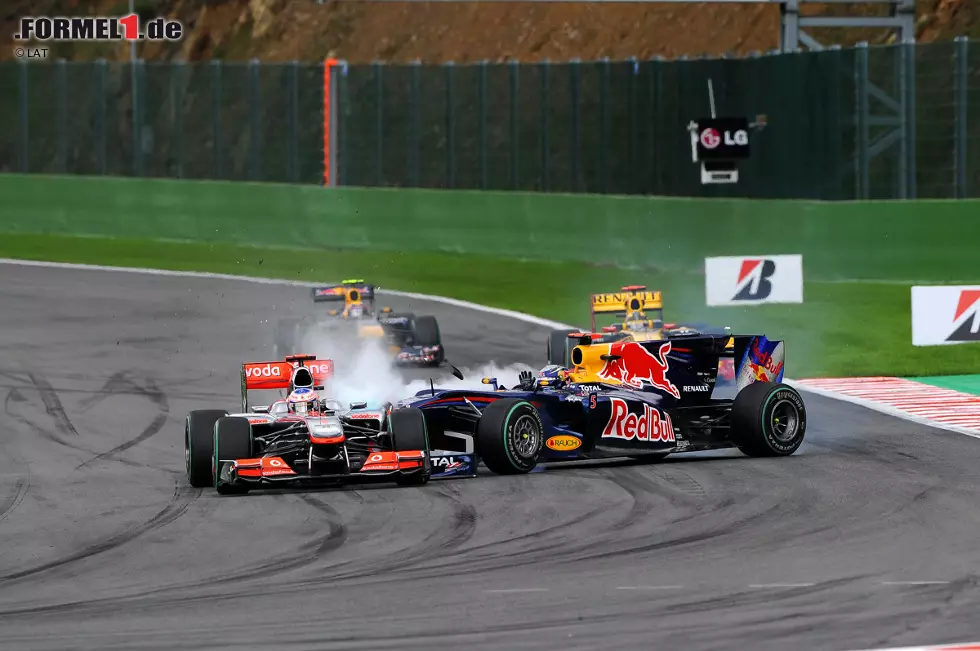 Das war zu wild, Seb! Beim Anbremsen der Busstop-Schikane verliert Sebastian Vettel 2010 die Kontrolle über seinen Red Bull und kracht Jenson Button in die Seite. Der Brite muss seinen McLaren mit kaputtem Kühler abstellen, Vettel landet nach Reparaturstopp und Durchfahrtstrafe außerhalb der Punkteränge. Foto zur News: Das war zu wild, Seb! Beim Anbremsen der Busstop-Schikane verliert Sebastian Vettel 2010 die Kontrolle über seinen Red Bull und kracht Jenson Button in die Seite. Der Brite muss seinen McLaren mit kaputtem Kühler abstellen, Vettel landet nach Reparaturstopp und Durchfahrtstrafe außerhalb der Punkteränge.