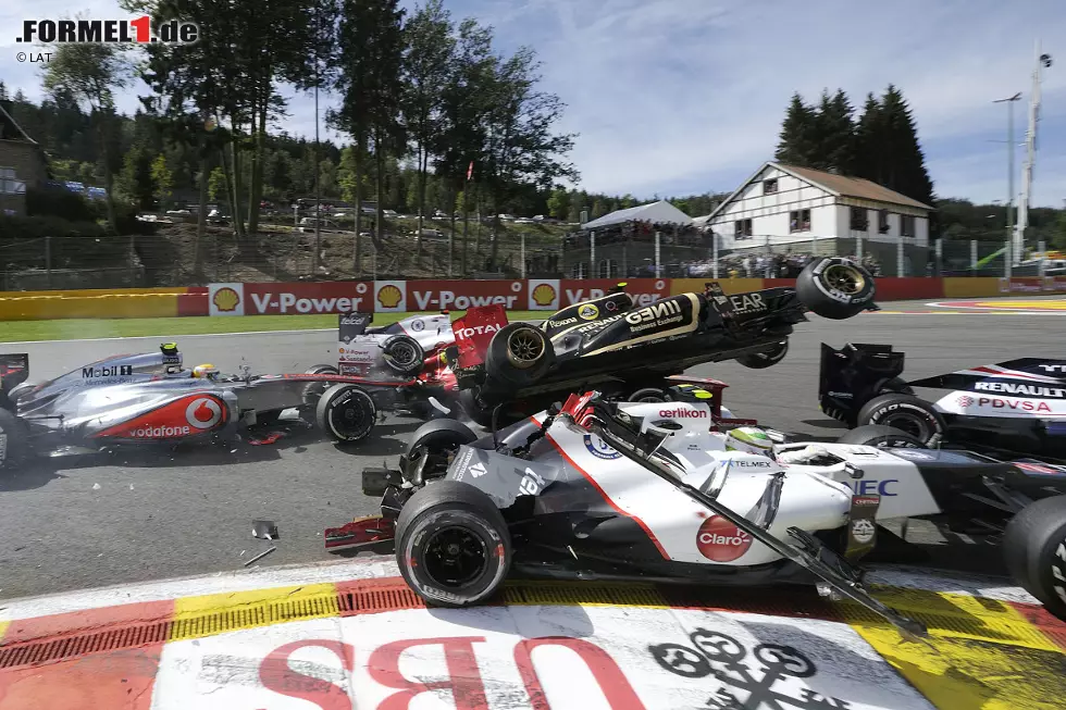 2012 löst Romain Grosjean am Start fast eine Katastrophe aus. Der Franzose fährt zunächst auf Lewis Hamilton auf, anschließend schleudert sein Lotus über den Ferrari von Fernando Alonso. Der Spanier hat Glück, dass er von Grosjeans Auto nicht erschlagen wird. Der Franzose, der nicht zum ersten Mal in dieser Saison für Kleinholz gesorgt hat, wird anschließend für ein Rennen gesperrt. Foto zur News: 2012 löst Romain Grosjean am Start fast eine Katastrophe aus. Der Franzose fährt zunächst auf Lewis Hamilton auf, anschließend schleudert sein Lotus über den Ferrari von Fernando Alonso. Der Spanier hat Glück, dass er von Grosjeans Auto nicht erschlagen wird. Der Franzose, der nicht zum ersten Mal in dieser Saison für Kleinholz gesorgt hat, wird anschließend für ein Rennen gesperrt.