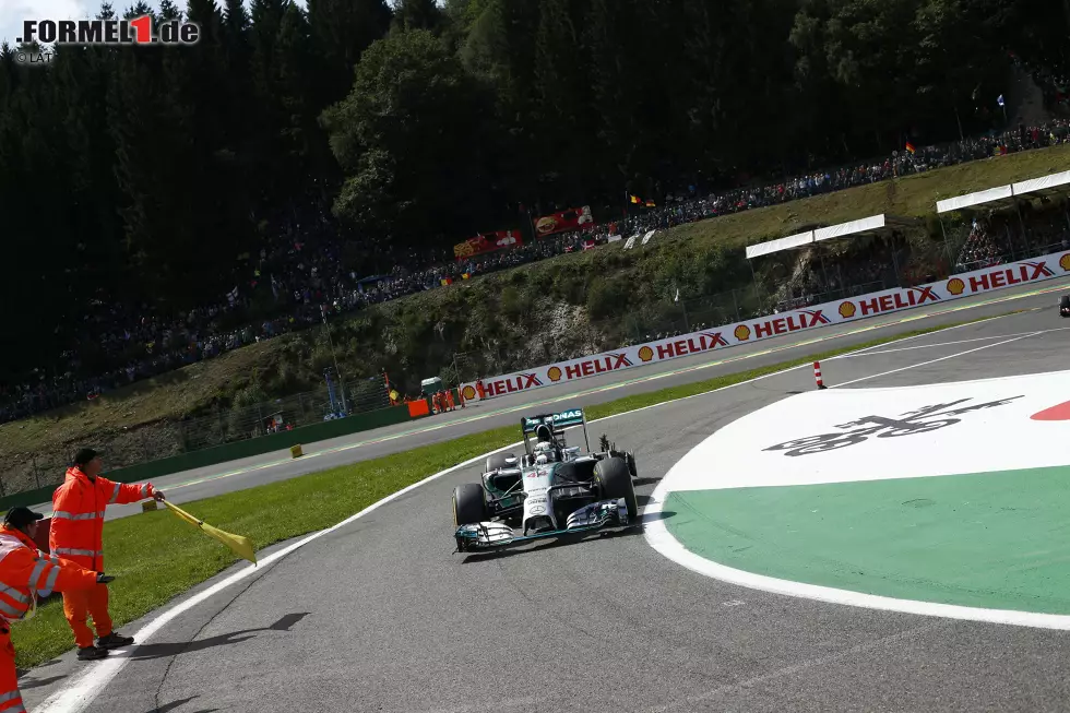 2014 eskaliert in Belgien der Krieg der Sterne. Nico Rosberg schlitzt seinem Teamkollegen Lewis Hamilton den Hinterreifen auf und muss sich dafür nach dem Rennen heftige Kritik seiner Bosse anhören. Für viele Beobachter ist das eine Schlüsselszene im WM-Kampf. Foto zur News: 2014 eskaliert in Belgien der Krieg der Sterne. Nico Rosberg schlitzt seinem Teamkollegen Lewis Hamilton den Hinterreifen auf und muss sich dafür nach dem Rennen heftige Kritik seiner Bosse anhören. Für viele Beobachter ist das eine Schlüsselszene im WM-Kampf.