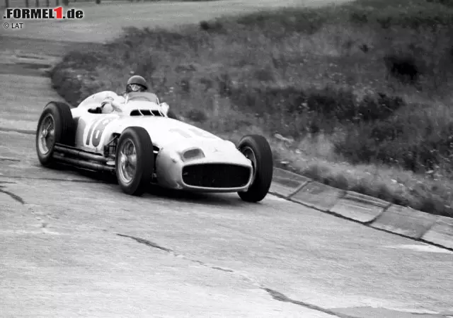 Foto zur News: 1954 gelingt Juan Manuel Fangio auf Mercedes ein umjubelten Sieg beim Großen Preis von Deutschland. Der legendäre Argentinier sollte das Rennen später auch noch für Ferrari und Maserati gewinnen.