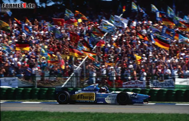 1995 wird dann erstmals bei der Siegerehrung für einen Fahrer die deutsche Nationalhymne gespielt. Michael Schumacher feiert auf dem Weg zu seinem zweiten WM-Titel einen umjubelten Heimsieg und befeuert damit den Formel-1-Boom in Deutschland. Foto zur News: 1995 wird dann erstmals bei der Siegerehrung für einen Fahrer die deutsche Nationalhymne gespielt. Michael Schumacher feiert auf dem Weg zu seinem zweiten WM-Titel einen umjubelten Heimsieg und befeuert damit den Formel-1-Boom in Deutschland.