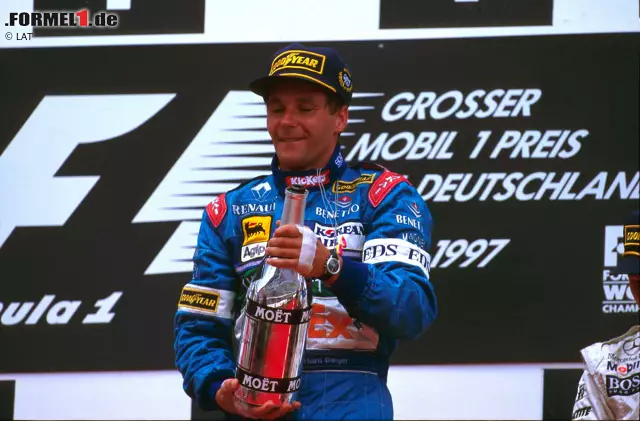 1997 erlebt der Große Preis von Deutschland einen seiner emotionalsten Momente. Gerhard Berger, der wegen einer Kieferhöhlenentzündung zuvor drei Rennen lang aussetzen musste und wenige Tage vor dem Rennen seinen Vater bei einem Flugzeugabsturz verloren hatte, gelingt im Benetton-Renault ein überlegener Start-Ziel-Sieg. Nach seinem zehnten und letzten Formel-1-Sieg bedankt sich Berger bei der "Hilfe von oben". Foto zur News: 1997 erlebt der Große Preis von Deutschland einen seiner emotionalsten Momente. Gerhard Berger, der wegen einer Kieferhöhlenentzündung zuvor drei Rennen lang aussetzen musste und wenige Tage vor dem Rennen seinen Vater bei einem Flugzeugabsturz verloren hatte, gelingt im Benetton-Renault ein überlegener Start-Ziel-Sieg. Nach seinem zehnten und letzten Formel-1-Sieg bedankt sich Berger bei der "Hilfe von oben".