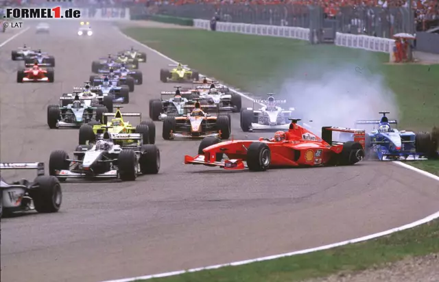 2000 überschlagen sich die Ereignisse. Am Start scheidet Michael Schumacher nach einer Kollision mit Giancarlo Fisichella aus, dann sorgt ein protestierender Mercedes-Mitarbeiter auf der Strecke für eine Safety-Car-Phase. Foto zur News: 2000 überschlagen sich die Ereignisse. Am Start scheidet Michael Schumacher nach einer Kollision mit Giancarlo Fisichella aus, dann sorgt ein protestierender Mercedes-Mitarbeiter auf der Strecke für eine Safety-Car-Phase.