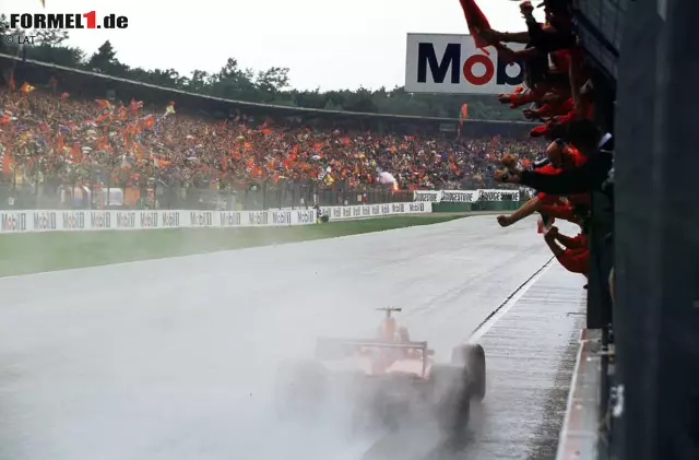 Als gegen Rennende Regen einsetzt, schlägt die große Stunden von Rubens Barrichello. Der Ferrari-Pilot fährt von Startplatz 18 zu seinem ersten Grand-Prix-Sieg - und bekommt in der Auslaufrunde vor Schluchzen am Boxenfunk kaum einen Ton heraus. Foto zur News: Als gegen Rennende Regen einsetzt, schlägt die große Stunden von Rubens Barrichello. Der Ferrari-Pilot fährt von Startplatz 18 zu seinem ersten Grand-Prix-Sieg - und bekommt in der Auslaufrunde vor Schluchzen am Boxenfunk kaum einen Ton heraus.