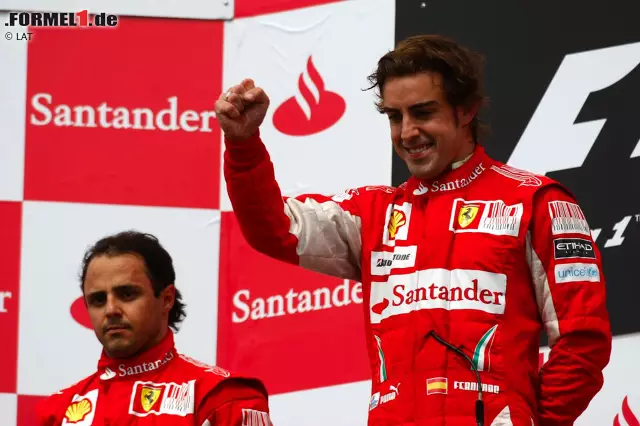 2010 sorgt Ferrari mit einer damals noch verbotenen Teamorder für Negativ-Schlagzeilen. Widerwillig befolgt Felipe Massa die Ansage "Fernando is faster than you" seines Renningenieurs Rob Smedley und überlässt Teamkollege Alonso den Sieg. Aus seiner Laune macht der emotionale Brasilianer bei der Siegerehrung aber keinen Hehl. Foto zur News: 2010 sorgt Ferrari mit einer damals noch verbotenen Teamorder für Negativ-Schlagzeilen. Widerwillig befolgt Felipe Massa die Ansage "Fernando is faster than you" seines Renningenieurs Rob Smedley und überlässt Teamkollege Alonso den Sieg. Aus seiner Laune macht der emotionale Brasilianer bei der Siegerehrung aber keinen Hehl.