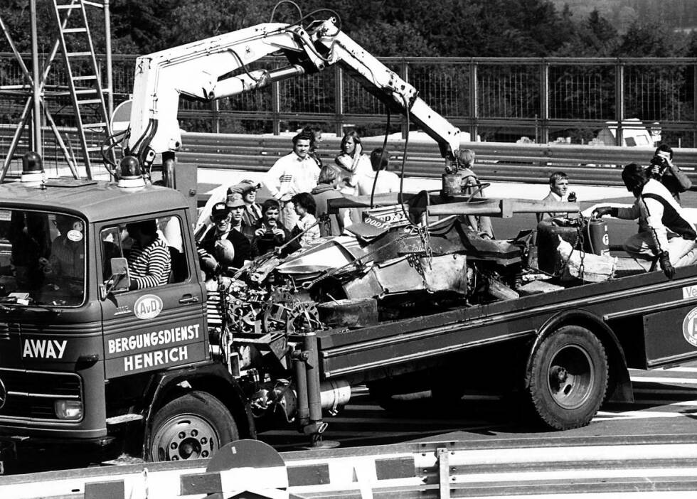 Foto zur News: 1976 kommt es dann beinahe zur Katastrophe. Im Rennen verunglückt Niki Lauda in der Anfahrt zum Bergwerk. Sein Ferrari fängt Feuer, Lauda muss durch Fahrerkollegen aus dem brennenden Wrack gerettet werden. Trotz schwerer Verbrennungen überlebt der Österreicher und kehrt nur sechs Wochen später in Monza ins Cockpit zurück.