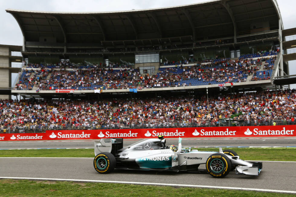 Foto zur News: 2014 gewinnt Nico Rosberg zum ersten Mal den Grand Prix von Deutschland und baut damit die WM-Führung aus. Mercedes-Teamkollege Lewis Hamilton wird vom 20. Platz aus noch Dritter. Das alles sehen nur 52.000 Zuschauer. Ein Negativrekord. 2015 fährt die Formel 1 nicht in Hockenheim.