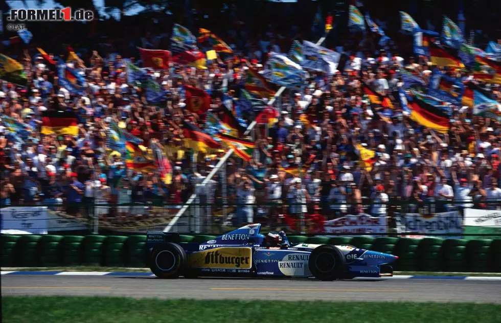 1995 wird dann erstmals bei der Siegerehrung für einen Fahrer die deutsche Nationalhymne gespielt. Michael Schumacher feiert auf dem Weg zu seinem zweiten WM-Titel einen umjubelten Heimsieg und befeuert damit den Formel-1-Boom in Deutschland. Foto zur News: 1995 wird dann erstmals bei der Siegerehrung für einen Fahrer die deutsche Nationalhymne gespielt. Michael Schumacher feiert auf dem Weg zu seinem zweiten WM-Titel einen umjubelten Heimsieg und befeuert damit den Formel-1-Boom in Deutschland.