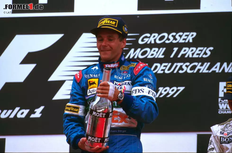 1997 erlebt der Große Preis von Deutschland einen seiner emotionalsten Momente. Gerhard Berger, der wegen einer Kieferhöhlenentzündung zuvor drei Rennen lang aussetzen musste und wenige Tage vor dem Rennen seinen Vater bei einem Flugzeugabsturz verloren hatte, gelingt im Benetton-Renault ein überlegener Start-Ziel-Sieg. Nach seinem zehnten und letzten Formel-1-Sieg bedankt sich Berger bei der "Hilfe von oben". Foto zur News: 1997 erlebt der Große Preis von Deutschland einen seiner emotionalsten Momente. Gerhard Berger, der wegen einer Kieferhöhlenentzündung zuvor drei Rennen lang aussetzen musste und wenige Tage vor dem Rennen seinen Vater bei einem Flugzeugabsturz verloren hatte, gelingt im Benetton-Renault ein überlegener Start-Ziel-Sieg. Nach seinem zehnten und letzten Formel-1-Sieg bedankt sich Berger bei der "Hilfe von oben".