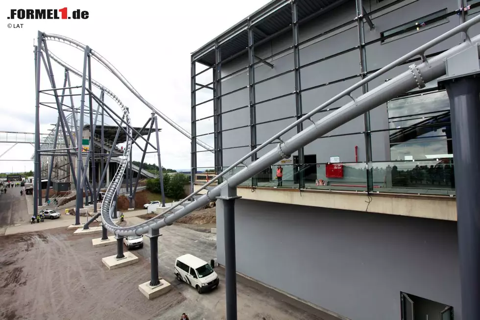 Im Rahmen des Grand Prix 2009 wird auch der Freizeitpark am Nürburgring eröffnet, der sich später als Millionengrab entpuppen, die Gerichte beschäftigen und die Rennstrecke in die Insolvenz treiben wird. Foto zur News: Im Rahmen des Grand Prix 2009 wird auch der Freizeitpark am Nürburgring eröffnet, der sich später als Millionengrab entpuppen, die Gerichte beschäftigen und die Rennstrecke in die Insolvenz treiben wird.