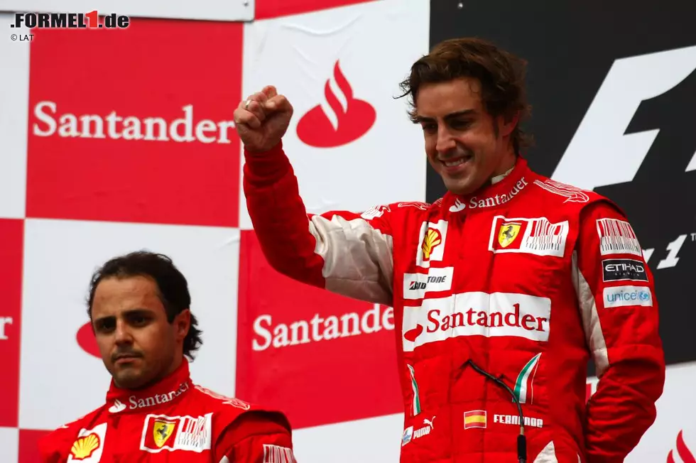 2010 sorgt Ferrari mit einer damals noch verbotenen Teamorder für Negativ-Schlagzeilen. Widerwillig befolgt Felipe Massa die Ansage "Fernando is faster than you" seines Renningenieurs Rob Smedley und überlässt Teamkollege Alonso den Sieg. Aus seiner Laune macht der emotionale Brasilianer bei der Siegerehrung aber keinen Hehl. Foto zur News: 2010 sorgt Ferrari mit einer damals noch verbotenen Teamorder für Negativ-Schlagzeilen. Widerwillig befolgt Felipe Massa die Ansage "Fernando is faster than you" seines Renningenieurs Rob Smedley und überlässt Teamkollege Alonso den Sieg. Aus seiner Laune macht der emotionale Brasilianer bei der Siegerehrung aber keinen Hehl.
