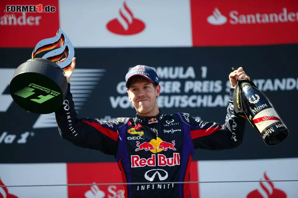 Heimsieg von Sebastian Vettel im Jahr 2013. Im sechsten Anlauf gelingt dem Heppenheimer endlich der lange ersehnte Triumph in der Heimat. Foto zur News: Heimsieg von Sebastian Vettel im Jahr 2013. Im sechsten Anlauf gelingt dem Heppenheimer endlich der lange ersehnte Triumph in der Heimat.