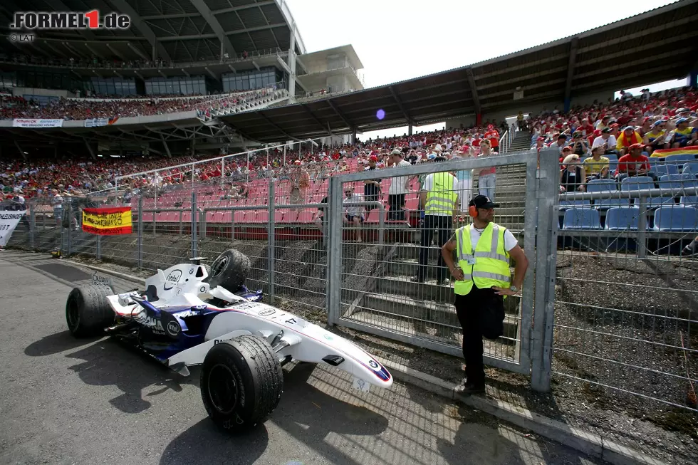 2006 endet beim Großen Preis von Deutschland eine große Formel-1-Karriere. Jacques Villeneuve scheidet nach einem heftigen Unfall aus und wird beim nächsten Rennen - offiziell wegen Kopfschmerzen - bei BMW-Sauber durch Robert Kubica ersetzt. Es war der letzte Grand Prix des Weltmeisters von 1997. Foto zur News: 2006 endet beim Großen Preis von Deutschland eine große Formel-1-Karriere. Jacques Villeneuve scheidet nach einem heftigen Unfall aus und wird beim nächsten Rennen - offiziell wegen Kopfschmerzen - bei BMW-Sauber durch Robert Kubica ersetzt. Es war der letzte Grand Prix des Weltmeisters von 1997.