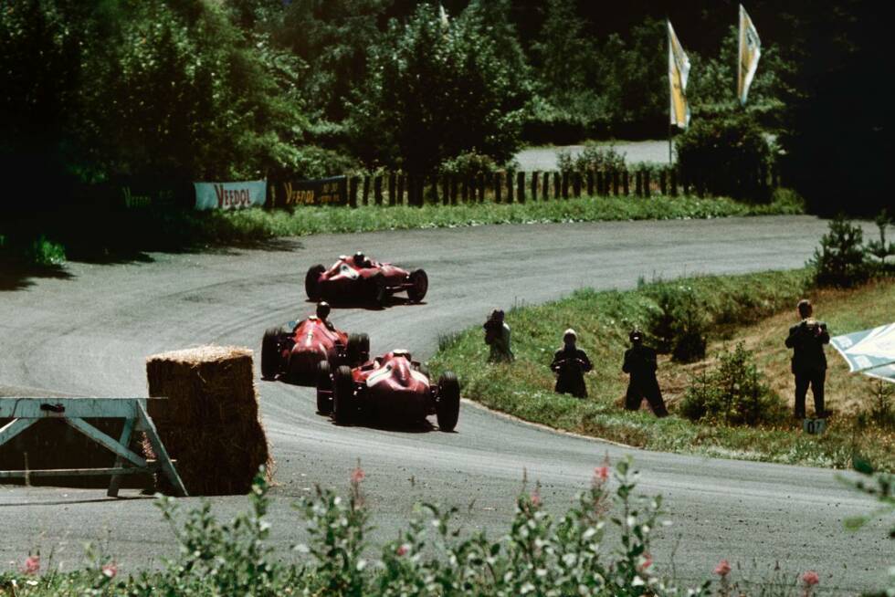 Foto zur News: So auch beim Rennen 1957, das als eines der größten in die Geschichte eingeht. Nach einem verpatzten Boxenstopp startet Fangio eine furiose Aufholjagd auf Mike Hawthorn und Peter Collins, bei der er nicht weniger als neun Mal den Rundenrekord verbessert. Erst zwei Runden vor Rennende überholt Fangio seine Konkurrenten und feiert am Nürburgring Titel Nummer fünf und seinen 24. (und letzten) Sieg in der Formel 1.