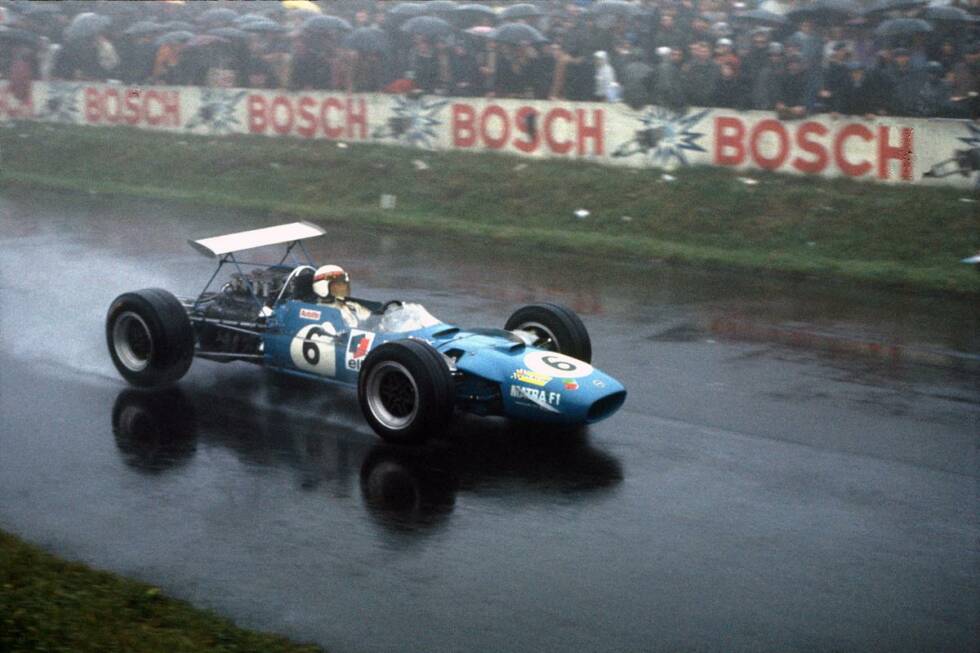 Foto zur News: 1968 gelingt Jackie Stewart in der von ihm so genannten &quot;Grünen Hölle&quot; einer seiner größten Siege. Bei strömenden Regen fährt der Schotte Kreise um seine Konkurrenten und gewinnt das Rennen mit mehr als vier Minuten Vorsprung auf Graham Hill.