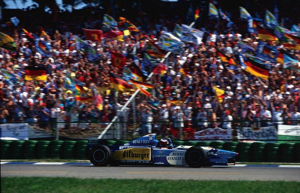 Foto zur News: 1995 wird dann erstmals bei der Siegerehrung für einen Fahrer die deutsche Nationalhymne gespielt. Michael Schumacher feiert auf dem Weg zu seinem zweiten WM-Titel einen umjubelten Heimsieg und befeuert damit den Formel-1-Boom in Deutschland.