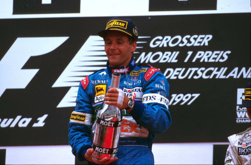 Foto zur News: 1997 erlebt der Große Preis von Deutschland einen seiner emotionalsten Momente. Gerhard Berger, der wegen einer Kieferhöhlenentzündung zuvor drei Rennen lang aussetzen musste und wenige Tage vor dem Rennen seinen Vater bei einem Flugzeugabsturz verloren hatte, gelingt im Benetton-Renault ein überlegener Start-Ziel-Sieg. Nach seinem zehnten und letzten Formel-1-Sieg bedankt sich Berger bei der &quot;Hilfe von oben&quot;.