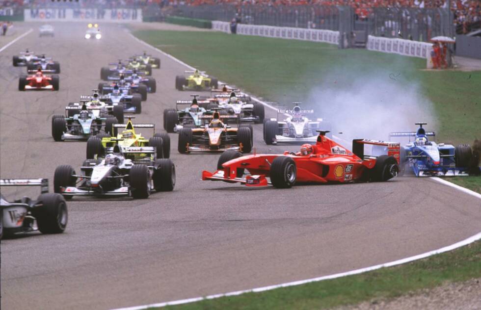 Foto zur News: 2000 überschlagen sich die Ereignisse. Am Start scheidet Michael Schumacher nach einer Kollision mit Giancarlo Fisichella aus, dann sorgt ein protestierender Mercedes-Mitarbeiter auf der Strecke für eine Safety-Car-Phase.