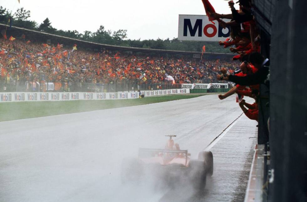 Foto zur News: Als gegen Rennende Regen einsetzt, schlägt die große Stunden von Rubens Barrichello. Der Ferrari-Pilot fährt von Startplatz 18 zu seinem ersten Grand-Prix-Sieg - und bekommt in der Auslaufrunde vor Schluchzen am Boxenfunk kaum einen Ton heraus.