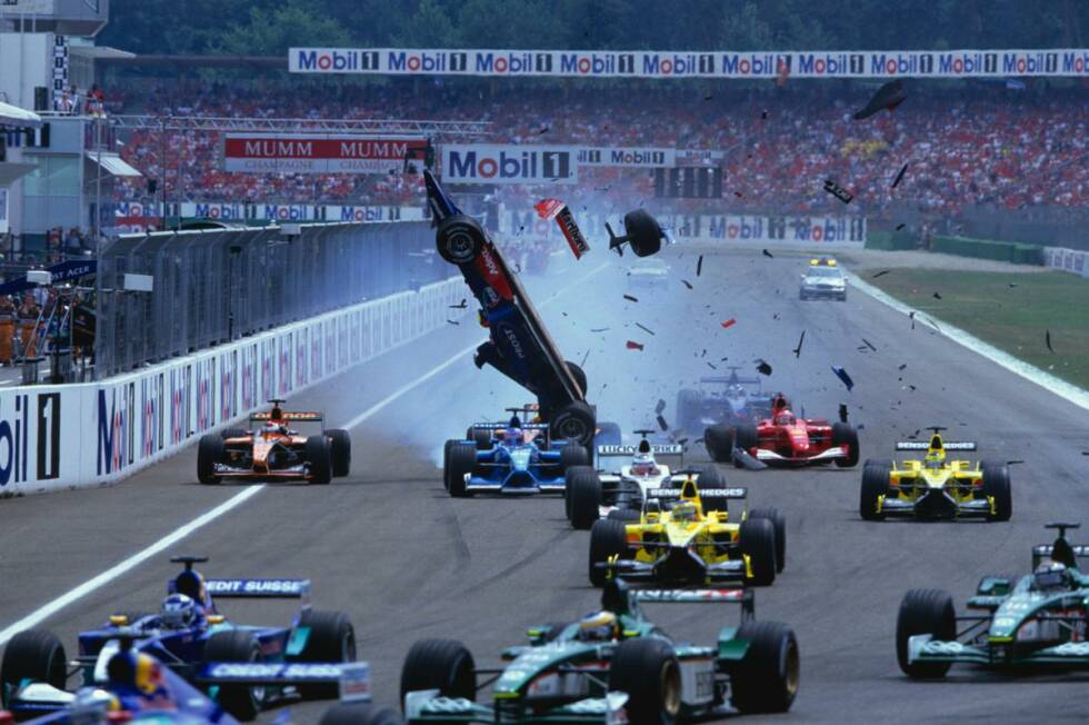 Foto zur News: Auch 2001 knallt es am Start. Luciano Burti steigt über den ohne Vortrieb rollenden Ferrari von Michael Schumacher auf und hebt ab. Glücklicherweise geht der Unfall glimpflich aus.