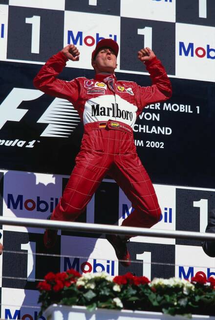 Foto zur News: 2002 findet der Große Preis von Deutschland dann auf einer veränderten Rennstrecke statt. Die langen Waldgeraden fielen einer Anlage nach modernen Standards zum Opfer. Erster Formel-1-Sieger auf dem neuen Hockenheimring ist Michael Schumacher.