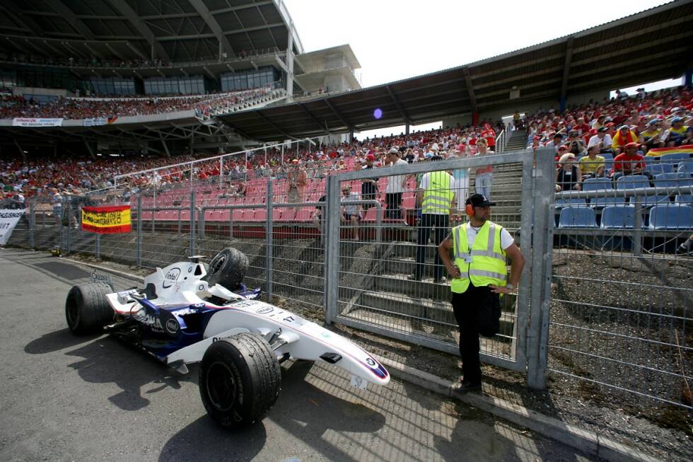 Foto zur News: 2006 endet beim Großen Preis von Deutschland eine große Formel-1-Karriere. Jacques Villeneuve scheidet nach einem heftigen Unfall aus und wird beim nächsten Rennen - offiziell wegen Kopfschmerzen - bei BMW-Sauber durch Robert Kubica ersetzt. Es war der letzte Grand Prix des Weltmeisters von 1997.