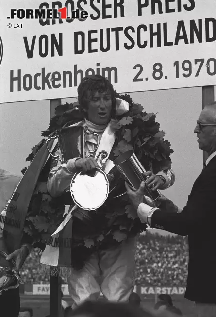 1970 gehen die Fahrer auf die Barrikaden und weigern sich, auf dem ihrer Meinung nach zu gefährlichen Nürburgring zu fahren. In aller Eile wird das Rennen daraufhin nach Hockenheim verlegt. Erster Rennsieger der Formel 1 im badischen Motodrom wird Jochen Rindt. Foto zur News: 1970 gehen die Fahrer auf die Barrikaden und weigern sich, auf dem ihrer Meinung nach zu gefährlichen Nürburgring zu fahren. In aller Eile wird das Rennen daraufhin nach Hockenheim verlegt. Erster Rennsieger der Formel 1 im badischen Motodrom wird Jochen Rindt.