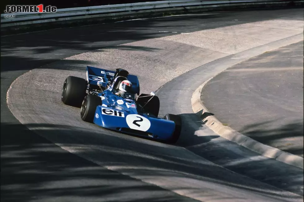 Nach umfangreichen Umbaumaßnahmen, welche die Sicherheit der Strecke erhöhen sollen, kehrt der Große Preis von Deutschland 1971 an den Nürburgring zurück. Jackie Stewart siegt zum zweiten Mal auf der Nordschleife. Insgesamt wird der Schotte drei Mal in der "Grünen Hölle" gewinnen, mit der ihn eine Hassliebe verbindet. Foto zur News: Nach umfangreichen Umbaumaßnahmen, welche die Sicherheit der Strecke erhöhen sollen, kehrt der Große Preis von Deutschland 1971 an den Nürburgring zurück. Jackie Stewart siegt zum zweiten Mal auf der Nordschleife. Insgesamt wird der Schotte drei Mal in der "Grünen Hölle" gewinnen, mit der ihn eine Hassliebe verbindet.