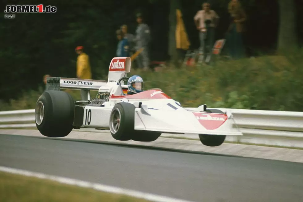 Doch die Sicherheit der Nordschleife kann nicht mit den immer schneller werdenden Formel-1-Autos mithalten. Im Qualifying zum Großen Preis von Deutschland 1975 fährt Niki Lauda auf dem 22,835 Kilometer langen Kurs erstmals eine Runde in unter sieben Minuten und erreicht dabei eine Durchschnittsgeschwindigkeit von über 196 km/h. Foto zur News: Doch die Sicherheit der Nordschleife kann nicht mit den immer schneller werdenden Formel-1-Autos mithalten. Im Qualifying zum Großen Preis von Deutschland 1975 fährt Niki Lauda auf dem 22,835 Kilometer langen Kurs erstmals eine Runde in unter sieben Minuten und erreicht dabei eine Durchschnittsgeschwindigkeit von über 196 km/h.