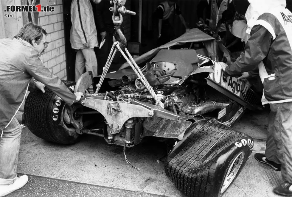 Ab dem Jahr 1978 ist der Hockenheimring ständige Heimat des Großen Preis von Deutschland. Doch auch der Hochgeschwindigkeitskurs im Badischen ist trotz zwischenzeitlich eingebauter Schikanen nicht ungefährlich. 1982 zieht sich Didier Pironi bei einem Trainingsunfall schwerste Beinverletzungen zu und muss daraufhin seine Formel-1-Karriere beenden. Im Rennen des Jahres 1982 liefern sich Nelson Piquet und Eliseo Salazar ihre berühmte Schlägerei. Foto zur News: Ab dem Jahr 1978 ist der Hockenheimring ständige Heimat des Großen Preis von Deutschland. Doch auch der Hochgeschwindigkeitskurs im Badischen ist trotz zwischenzeitlich eingebauter Schikanen nicht ungefährlich. 1982 zieht sich Didier Pironi bei einem Trainingsunfall schwerste Beinverletzungen zu und muss daraufhin seine Formel-1-Karriere beenden. Im Rennen des Jahres 1982 liefern sich Nelson Piquet und Eliseo Salazar ihre berühmte Schlägerei.