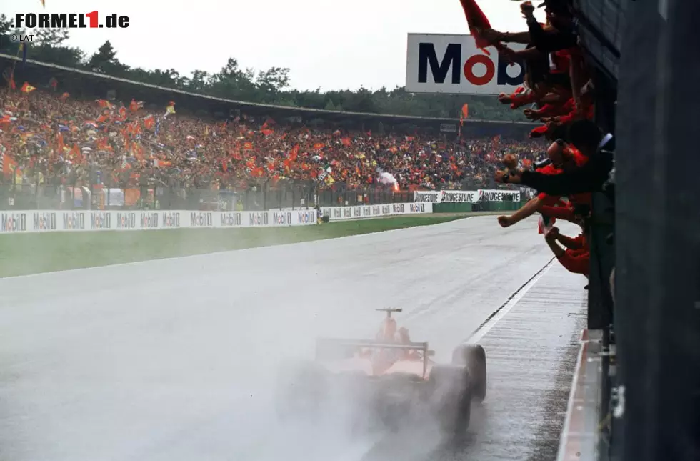 Als gegen Rennende Regen einsetzt, schlägt die große Stunden von Rubens Barrichello. Der Ferrari-Pilot fährt von Startplatz 18 zu seinem ersten Grand-Prix-Sieg - und bekommt in der Auslaufrunde vor Schluchzen am Boxenfunk kaum einen Ton heraus. Foto zur News: Als gegen Rennende Regen einsetzt, schlägt die große Stunden von Rubens Barrichello. Der Ferrari-Pilot fährt von Startplatz 18 zu seinem ersten Grand-Prix-Sieg - und bekommt in der Auslaufrunde vor Schluchzen am Boxenfunk kaum einen Ton heraus.