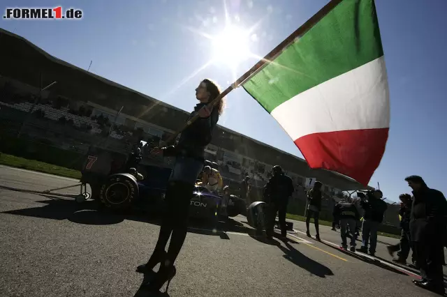 Foto zur News: "Bella Italia" hat in 65 Jahren Formel-1-Geschichte kein einziges Mal im Rennkalender gefehlt. Mit Ausnahme der Saison 1980, als Imola wegen Umbauarbeiten einspringt, fand der Grand Prix stets im Hochgeschwindigkeits-Mekka Monza statt. Der Temporausch in der Lombardei beschert der Szene Sternstunden wie die von Niki Lauda und Sebastian Vettel, kostet aber auch vier Legenden das Leben: Alberto Ascari, Wolfgang Graf Berghe von Trips, Jochen Rindt und Ronnie Peterson sterben im Autodromo Nazionale.